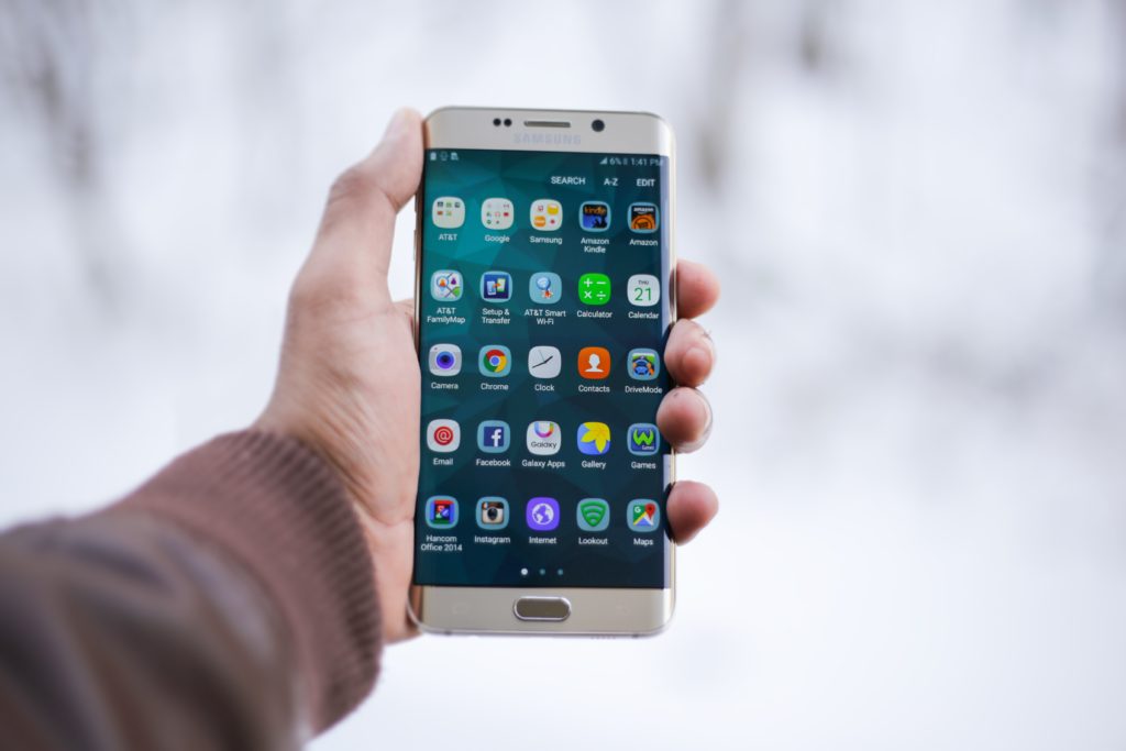 株初心者向けのアプリが表示されたスマートフォンの画像