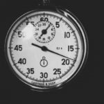 株式投資の時間外取引時間帯を表す時計の画像