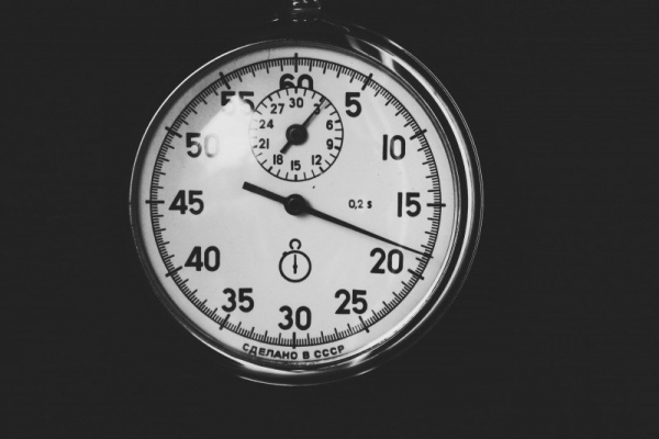 株式投資の時間外取引時間帯を表す時計の画像