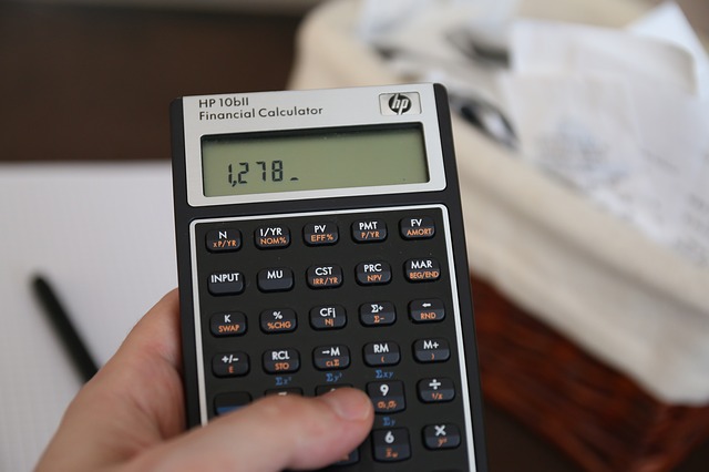 FXにかかる税金を計算している電卓機
